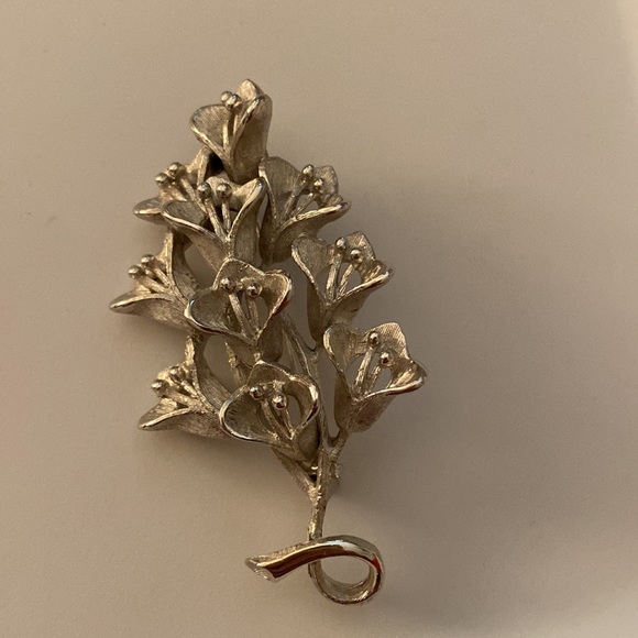 9 Vintage Floral Flower Themed Pins Brooches incl Sarah Coventry Avon Monet - Picture 10 of 16